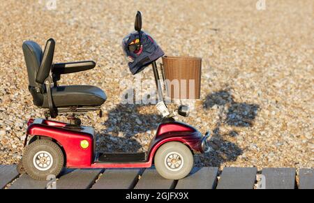 Scooter mobile et accès limité à la plage. Banque D'Images