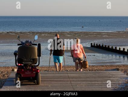 Scooter mobile et accès limité à la plage. Banque D'Images