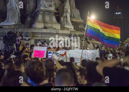 Barcelone, Catalogne, Espagne. 8 septembre 2021. Le drapeau arc-en-ciel est vu pendant la manifestation.environ 300 personnes ont participé à Barcelone à une manifestation contre les agressions homophobes qui continuent d'être très fréquentes dans tout l'État espagnol. (Image de crédit : © Thiago Prudencio/DAX via ZUMA Press Wire) Banque D'Images