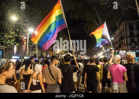 Barcelone, Catalogne, Espagne. 8 septembre 2021. Les manifestants sont vus avec des drapeaux arc-en-ciel.environ 300 personnes ont participé à Barcelone à une manifestation contre des agressions homophobes qui continuent d'être très fréquentes dans tout l'État espagnol. (Image de crédit : © Thiago Prudencio/DAX via ZUMA Press Wire) Banque D'Images