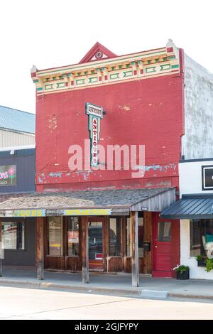 Chamberlain, Dakota du Sud, USA-24 AOÛT 2021 : ancienne façade de style occidental du bâtiment, qui abrite maintenant « Downtown antiques », sur main Street. Pour les affiches de vente dans les fenêtres. Banque D'Images