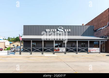 Chamberlain, SD, USA-24 AOÛT 2021: Le Silver $ Bar, sur main St. Building et panneau. Banque D'Images