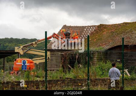 Wendover, Buckinghamshire, Royaume-Uni. 9 septembre 2021. HS2 ont commencé des travaux de démolition sur l'ancienne grange très appréciée datant d'environ 1780 à Road Barn Farm. La grange abrite diverses espèces de chauves-souris. HS2 sont la construction d'une usine de bentonite sur la ferme et ont déjà détruit une énorme zone de bois mature là avec beaucoup plus à venir. Le train à grande vitesse 2 de Londres à Birmingham apportera aucun avantage à Wendover. Crédit : Maureen McLean/Alay Live News Banque D'Images