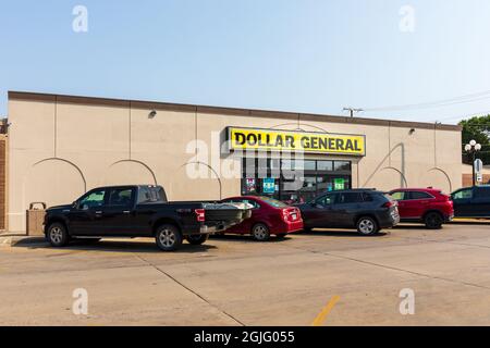 Chamberlain, Dakota du Sud, USA-24 AOÛT 2021 : magasin général dollar. Bâtiment, panneau, aire de stationnement. Banque D'Images