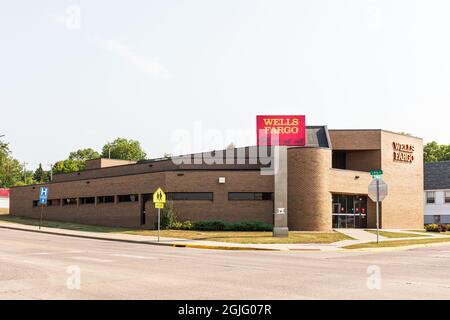 Chamberlain, Dakota du Sud, USA-24 AOÛT 2021 : bâtiment et panneau de la succursale de Wells Fargo. Banque D'Images