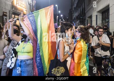 Barcelone, Catalogne, Espagne. 8 septembre 2021. Les manifestants sont vus avec des drapeaux arc-en-ciel.environ 300 personnes ont participé à Barcelone à une manifestation contre des agressions homophobes qui continuent d'être très fréquentes dans tout l'État espagnol. (Image de crédit : © Thiago Prudencio/DAX via ZUMA Press Wire) Banque D'Images