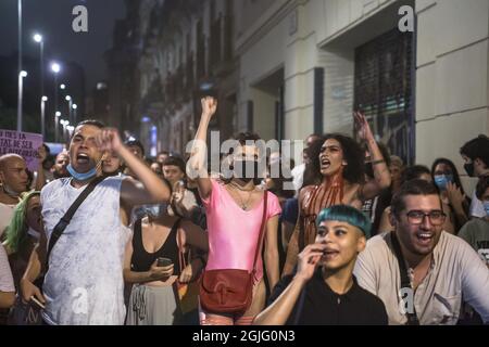 Barcelone, Catalogne, Espagne. 8 septembre 2021. Le manifestant est vu avec le poing vers le haut pendant la manifestation.environ 300 personnes ont participé à Barcelone à une manifestation contre les agressions homophobes qui continuent d'être très fréquentes dans tout l'État espagnol. (Image de crédit : © Thiago Prudencio/DAX via ZUMA Press Wire) Banque D'Images