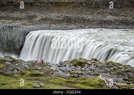 Randonneur sur jante de chutes Dettifoss, près de Reykjahlid, Islande Banque D'Images