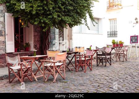 Dîner dans la rue à Colonia del Sacramento, Uruguay. Restaurant avec tables dans la rue en Uruguay. Banque D'Images