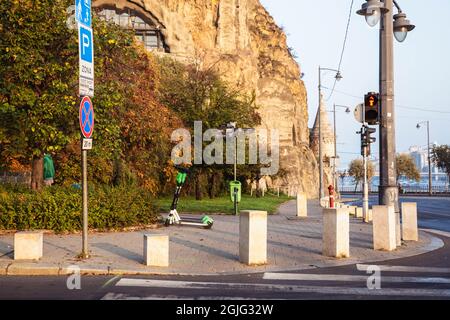 Budapest, Hongrie - Oktober, 2019: Scooter électrique lime-S de la société Lime dans la rue à Budapest près de Gellert Hill. Vert mobilit écologique Banque D'Images