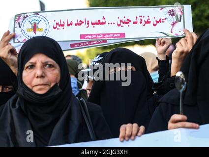 Gaza, Palestine. 09e septembre 2021. Une femme palestinienne tient une bannière lors d'une manifestation en solidarité avec les six prisonniers palestiniens qui se sont échappés de la prison israélienne de Gilboa et en soutien à plus d'un millier de prisonniers dans les prisons israéliennes et leurs familles à Gaza. (Photo de Yousef Masoud/SOPA Images/Sipa USA) crédit: SIPA USA/Alay Live News Banque D'Images