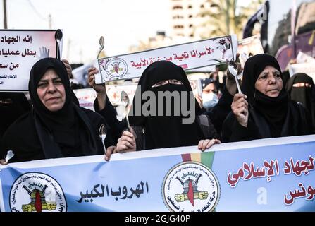 Gaza, Palestine. 09e septembre 2021. Les femmes palestiniennes tiennent des banderoles lors d'une manifestation en solidarité avec les six prisonniers palestiniens qui se sont échappés de la prison israélienne de Gilboa et en soutien à plus d'un millier de prisonniers dans les prisons israéliennes et leurs familles à Gaza. (Photo de Yousef Masoud/SOPA Images/Sipa USA) crédit: SIPA USA/Alay Live News Banque D'Images