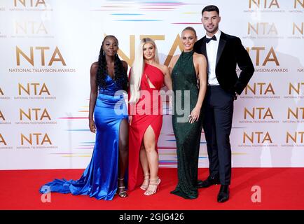 Kaz Kamwi, Liberty Poole, Millie court et Liam Reardon dans la salle de presse après avoir remis le prix pour Newcomer aux National Television Awards 2021 qui se tiennent à l'O2 Arena de Londres. Date de la photo : jeudi 9 septembre 2021. Banque D'Images