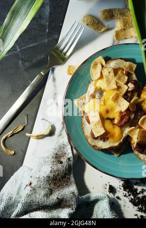 Pomme de terre fraîche deux fois cuite au jardinier avec piment et fromage cheddar fondu Banque D'Images