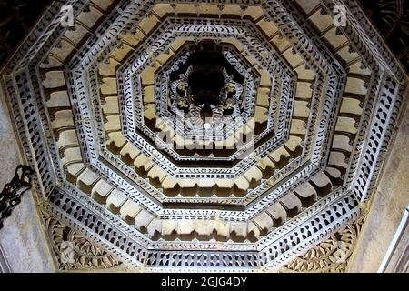 Bas-relief travaux sur le plafond à Jain temples à Jaisalmer fort, Jaisalmer, Rajasthan, Inde Banque D'Images