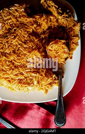 Riz biryani de poulet indien épicé à la raita fraîche Banque D'Images