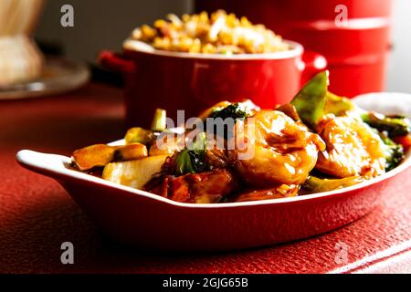 Nourriture chinoise crevettes szechuan avec légumes sautés et côté de riz frit à la vache Banque D'Images