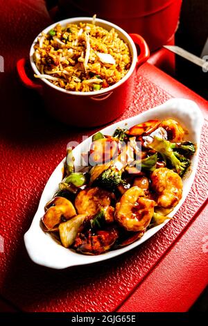 Nourriture chinoise crevettes szechuan avec légumes sautés et côté de riz frit à la vache Banque D'Images