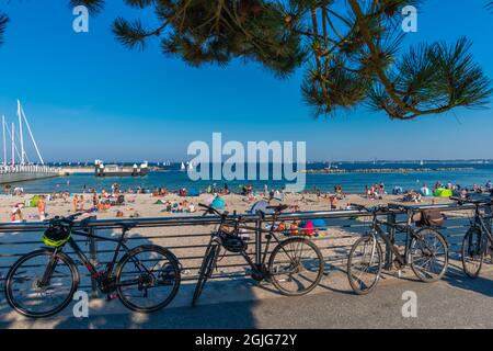 Plage de sable à Kiel-Schilksee sur la mer Baltique, les gens bains de soleil et la natation, Kiel-Schilksee, Kiel, Schleswig-Holstein, la mer Baltique, Allemagne du Nord Banque D'Images