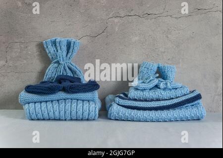 Vêtement bleu maison, vêtements tricotés pour bébé. Banque D'Images