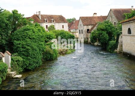 Vue sur la rivière dans le petit village ancien de Beze en Côte d'Or, France Banque D'Images