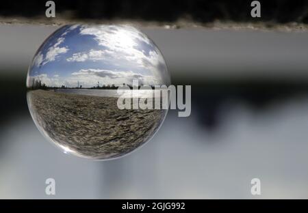 Boule de verre reflétant l'horizon de Düsseldorf, Allemagne Banque D'Images