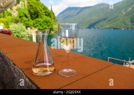 Vin de rose au bord du lac de la ville de Lugano en Suisse. Apéritif romantique dans le canton du Tessin, sur le lac suisse de Lugano. Sentier des oliviers de Lugano dans Banque D'Images