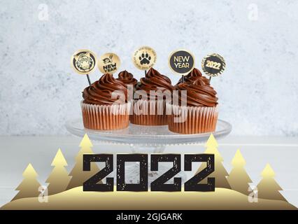 Delicieux Petits Gateaux Pour La Fete Du Nouvel An 22 Sur Fond Sombre Photo Stock Alamy