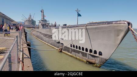 Sous-marin USS Pampanito et navire Liberty SS Jeremiah O'Brien à l'embarcadère 45, Fisherman's Wharf, San Francisco, Californie, États-Unis Banque D'Images