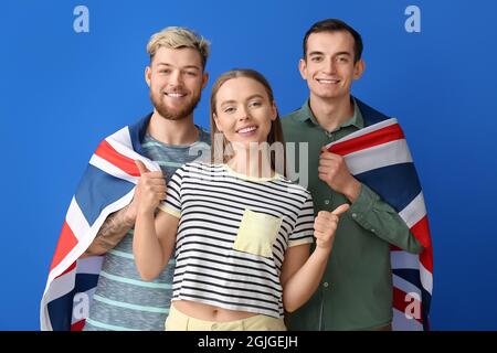 Jeunes avec le drapeau de la Grande-Bretagne sur fond de couleur Banque D'Images