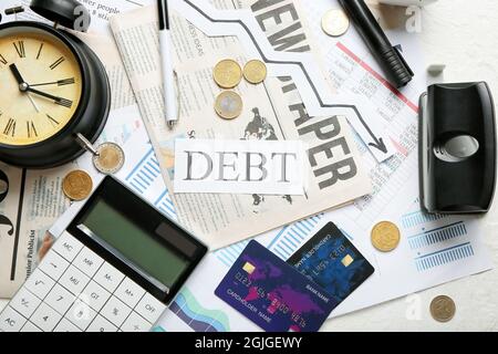 Composition avec journaux, papeterie et argent sur fond blanc Banque D'Images