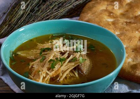 Je fais le bouillon de poulet dans une marmite de bouillon de poulet Banque D'Images