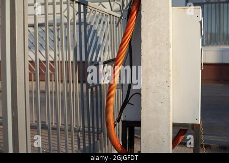 Ondulation pour le câblage électrique. Fils cachés. Flexible ondulé. Enroulement pour éviter d'endommager le câblage électrique. Banque D'Images