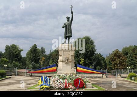 Stephen le Grand monument le jour de l'indépendance décoré de fleurs Banque D'Images