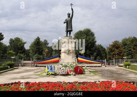 Stephen le Grand monument le jour de l'indépendance décoré de fleurs Banque D'Images