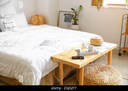 Rallonge avec accessoires de recharge sur la table de la chambre Banque D'Images