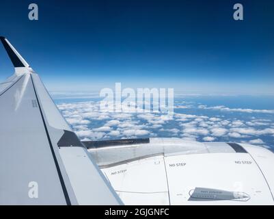 Vue sur l'aile d'un avion survolant la Nouvelle-Zélande Banque D'Images