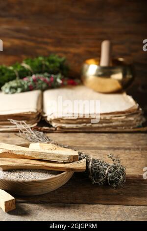 Palo Santo et herbes sèches sur fond de bois Banque D'Images