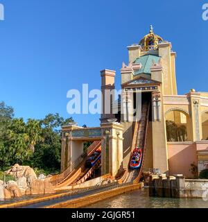 Orlando, FL États-Unis - 25 décembre 2019 : le voyage à Atlantis Roller Coaster promenade en eau à SeaWorld à Orlando, Floride en roulant autour de la piste et Banque D'Images