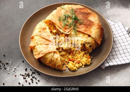 Assiette avec savoureux Shah Pilaf sur fond noir et blanc Banque D'Images