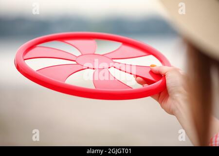 Jeune femme jouant à Frisbee en plein air, gros plan Banque D'Images