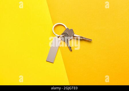 Touches avec porte-clés élégant sur fond de couleur Banque D'Images