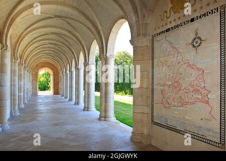 Passage menant à la chapelle du cimetière américain Meuse-Argonne de la première Guerre mondiale à Romagne-sous-Montfaucon (Meuse), France Banque D'Images