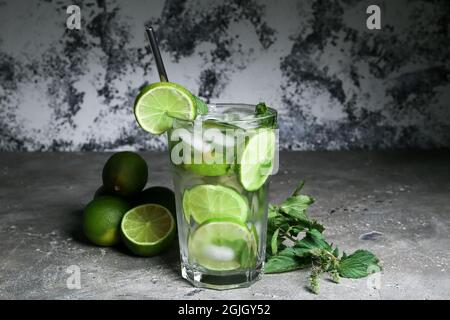 Verre de mojito frais, limes et menthe sur fond de grunge Banque D'Images