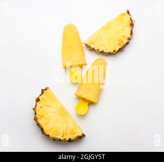 De savoureuses pop-glaces à l'ananas sur fond blanc Banque D'Images