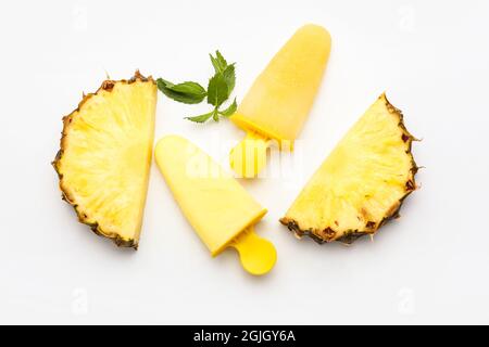 De savoureuses pop-glaces à l'ananas sur fond blanc Banque D'Images