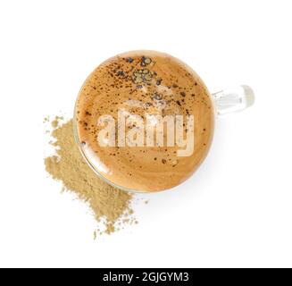 Tasse en verre de savoureuse dalgona hojicha latte et poudre sur fond blanc Banque D'Images