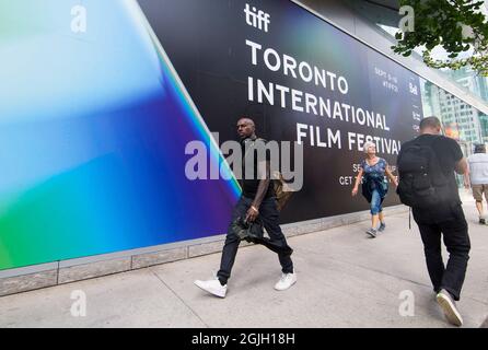 Toronto, Canada. 9 septembre 2021. Les gens marchent devant le siège social de la visionneuse TIFF Bell du Festival international du film de Toronto (TIFF) 2021 à Toronto, Canada, le 9 septembre 2021. Le TIFF a été lancé jeudi, offrant des projections en intérieur, des drive-in, des cinémas en plein air et en ligne. Credit: Zou Zheng/Xinhua/Alamy Live News Banque D'Images