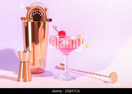 Verre de délicieux cocktail cosmopolite sur fond de couleur Banque D'Images