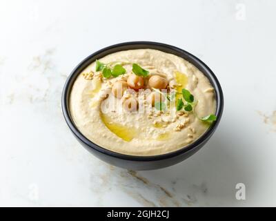 bol de houmous sur la table de cuisine Banque D'Images